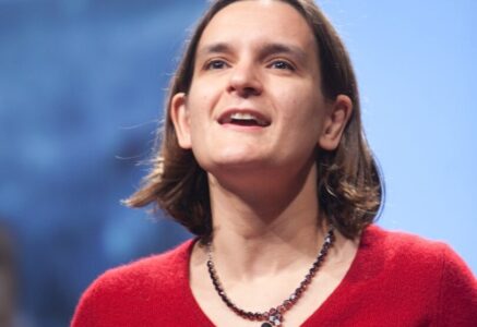 La gratuité contre la pauvreté : la grande idée d’Esther Duflo
