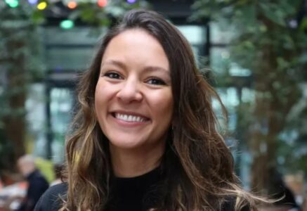 Anaïs Bambili, fondatrice de Vibre Paris, des cosmétiques engagés reposant sur biomimétisme et biotechnologie