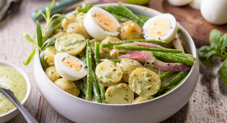 Salade de pommes de terre et haricots verts sauce verte
