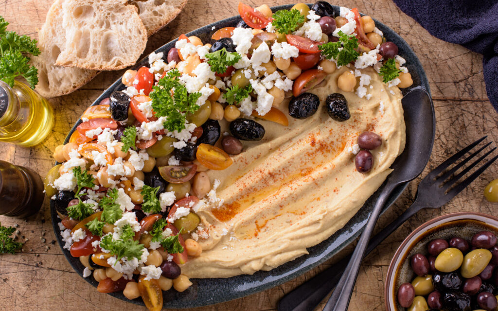 Assiette de houmous et salade fraiche à la grecque - Mon Quotidien Autrement - ©E. Montuclard