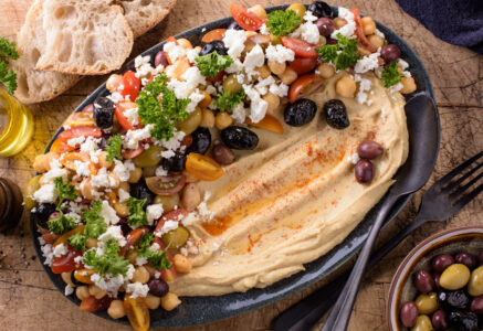 Assiette de houmous et salade fraîche à la grecque