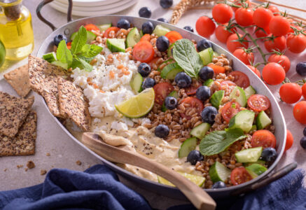 Taboulé de farro, houmous, chèvre et myrtilles