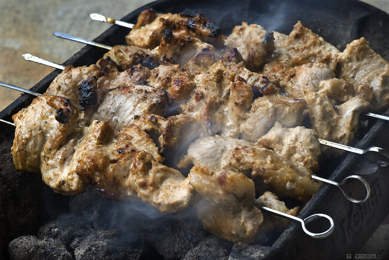 Plus le PIB par habitant d’un pays est élevé, plus la quantité de viande avalée par personne a tendance à augmenter © DeusXFlorida - CC BY 2.0
