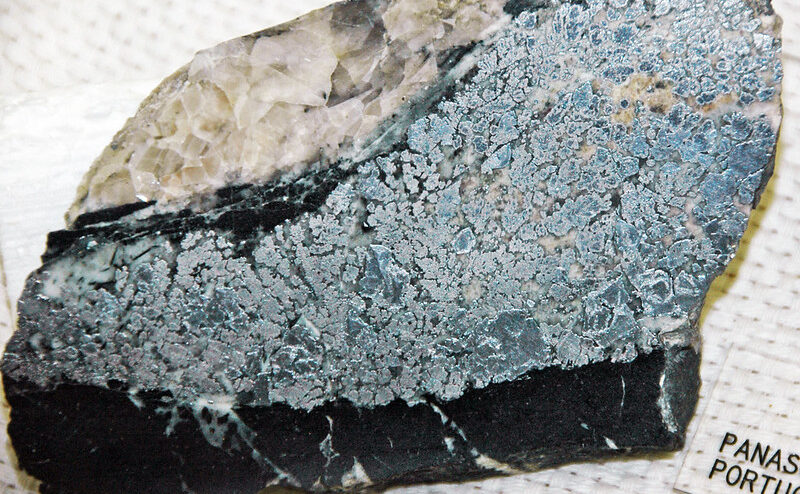 Plusieurs kilos de cobalt sont nécessaires à une voiture électrique © James St. John - CC BY-2.0