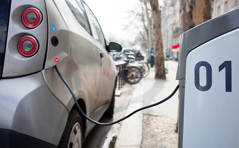 Les batteries de véhicules électriques sont composées de plusieurs kilos de lithium © Håkan Dahlström - CC BY-2.0