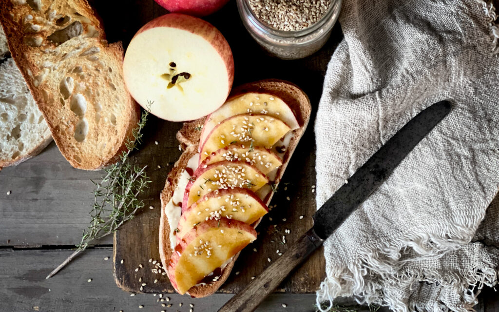 Tartine grilllée au tahini, pomme, érable et thym - Mon Quotidien Autrement - ©E. Montuclard