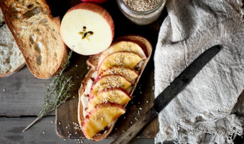 Tartine grilllée au tahini, pomme, érable et thym - Mon Quotidien Autrement - ©E. Montuclard