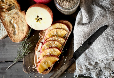 Tartine grillée au tahini, pomme, érable et thym