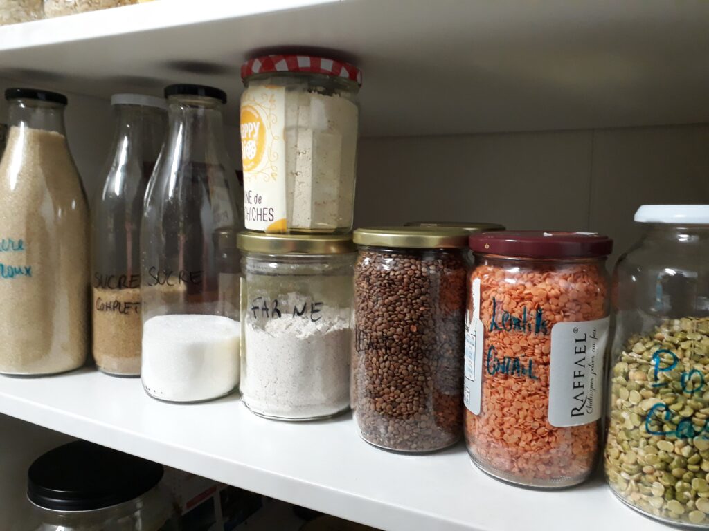 Le placard avec les ingrédients achetés en vrac chez les Musy © O. Musy