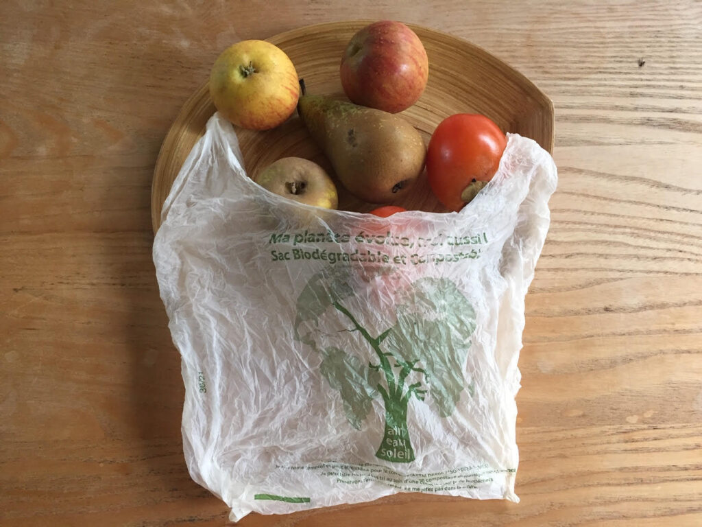 Les sacs en "bioplastique" comme ceux à partir d'amidon de maïs ne sont pas une alternative beaucoup plus durable © MQA
