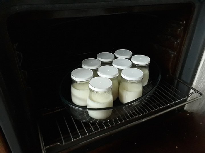 Une famille zéro déchet - Yaourts maison au four © O. Musy