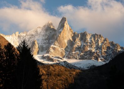 Montagnes, glaciers, chalet insolite