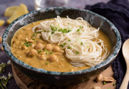 Soupe de nouilles au curry et pois chiches