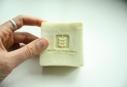 Le savon 100 % huile d’olive de la savonnerie de Regagnas