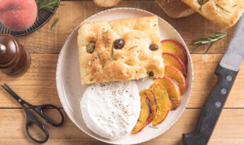 Focaccia, pêches rôties et burrata - Mon Quotidien Autrement - ©E. Montuclard