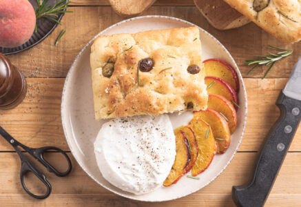 Focaccia, pêches rôties et burrata