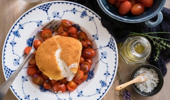 Burrata panée et salade de tomates cerise - Mon Quotidien Autrement - ©E. Montuclard