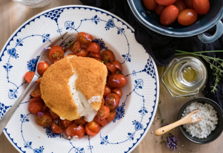 Burrata panée et salade de tomates cerise