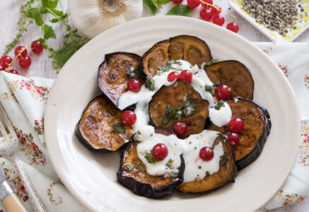Salade d’aubergines, menthe et groseilles