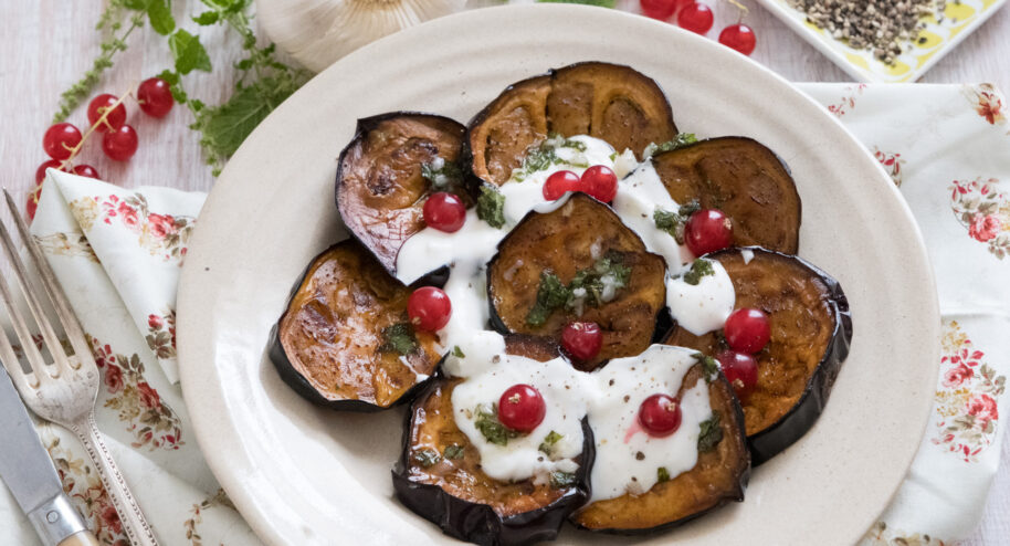 Salade d'aubergines, menthe et groseilles - Mon Quotidien Autrement - ©E. Montuclard