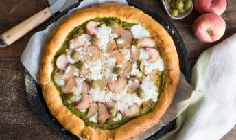 Pizza aux pêches, burrata et pesto - Mon Quotidien autrement - ©E. Montuclard