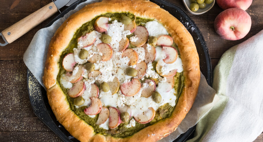 Pizza aux pêches, burrata et pesto - Mon Quotidien autrement - ©E. Montuclard
