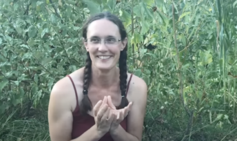 Anaëlle Théry, experte en agroforesterie, dans son potager © Capture d'une vidéo d'Agroécologie voyageuse podcast