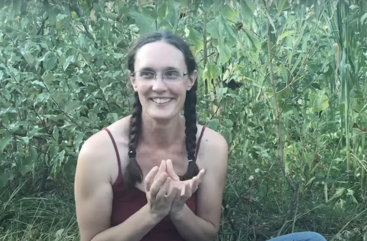 Anaëlle Théry, experte en agroforesterie, dans son potager © Capture d'une vidéo d'Agroécologie voyageuse podcast