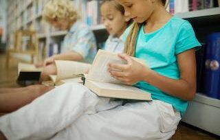 Des pistes pour améliorer l'apprentissage de la lecture à l'école. Crédits : freepiks