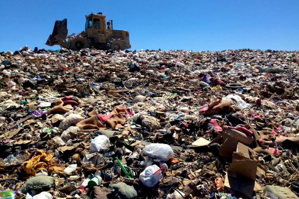 L'Occident exporte souvent ses déchets vers les pays plus pauvres et aux populations racisées. Crédit : Pxhere