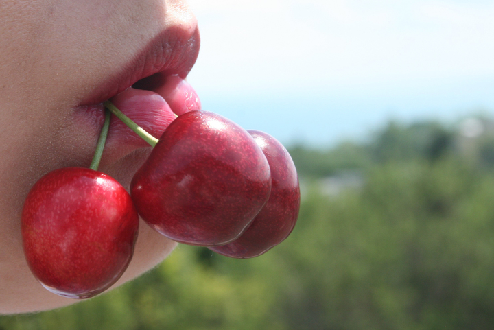 D'après Générations Futures, 93.8% des échantillons de cerise présentaient au moins un résidu de pesticides quantifié. Crédits : domaine public
