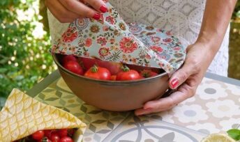 Les bee wraps permettent d'emballer des fruits, des sandwich et même du fromage. Crédits L'abeille qui emballe