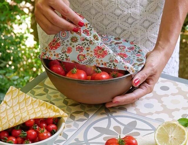 Les bee wraps permettent d'emballer des fruits, des sandwich et même du fromage. Crédits L'abeille qui emballe
