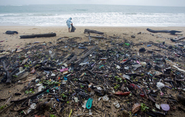 Des bénévoles de Green Peace nettoient la plage de Nai Yang, en Thaïlande, 2016 © Chanklang Kanthong / Greenpeace