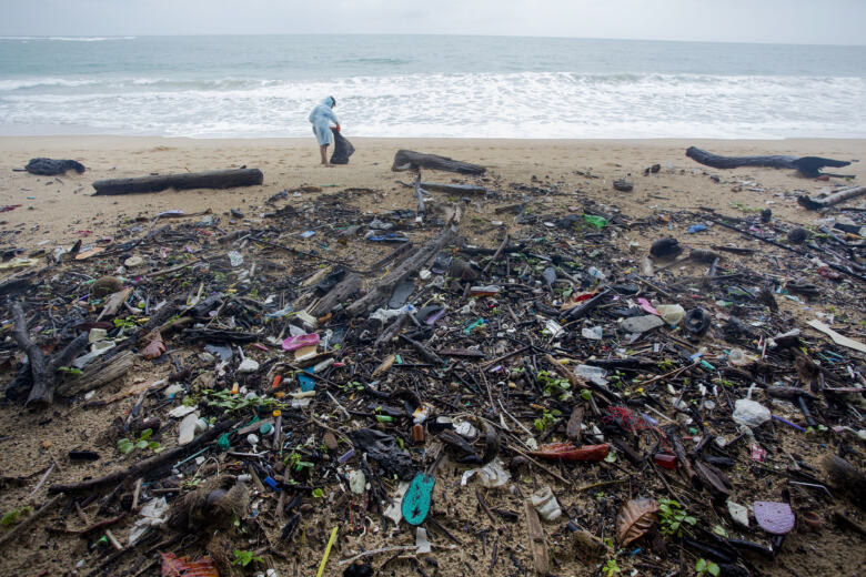 Des bénévoles de Green Peace nettoient la plage de Nai Yang, en Thaïlande, 2016 © Chanklang Kanthong / Greenpeace