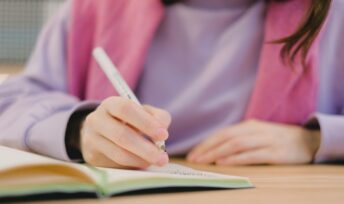 L'éducation au développement durable (EDD) est présente dans les programmes. Pexels / SHVETS production