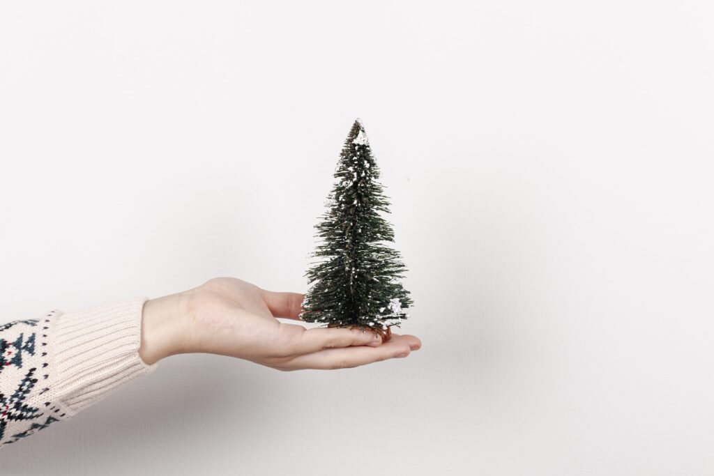 Les sapins synthétiques sont issus de la pétrochimie. Crédits Freepik