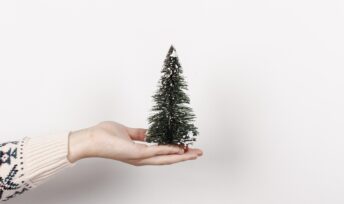 Les sapins synthétiques sont issus de la pétrochimie. Crédits Freepik