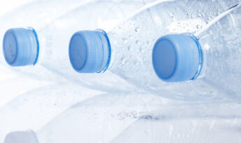 Quelques chiffres sur l'eau minérale en bouteilles plastiques © Freepik