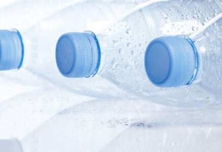 L’eau en bouteille plastique coûte 105 fois plus cher…