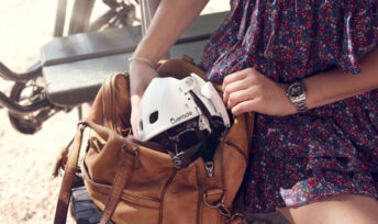 Un casque pliable qui se glisse dans le sac.