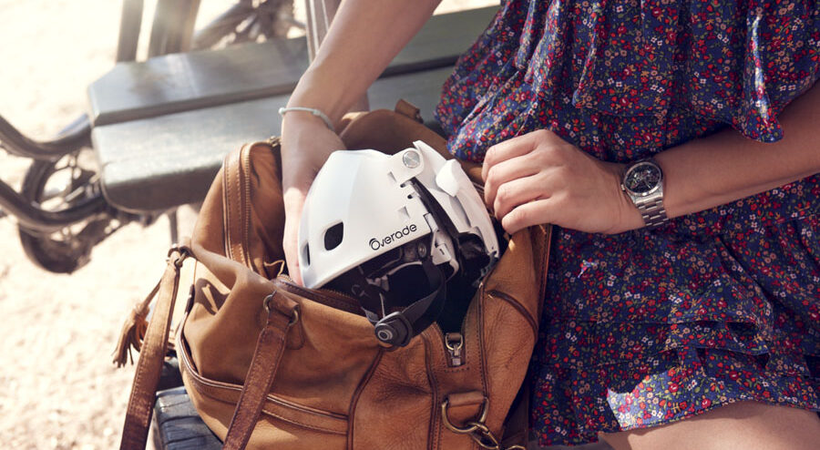 Un casque pliable qui se glisse dans le sac.
