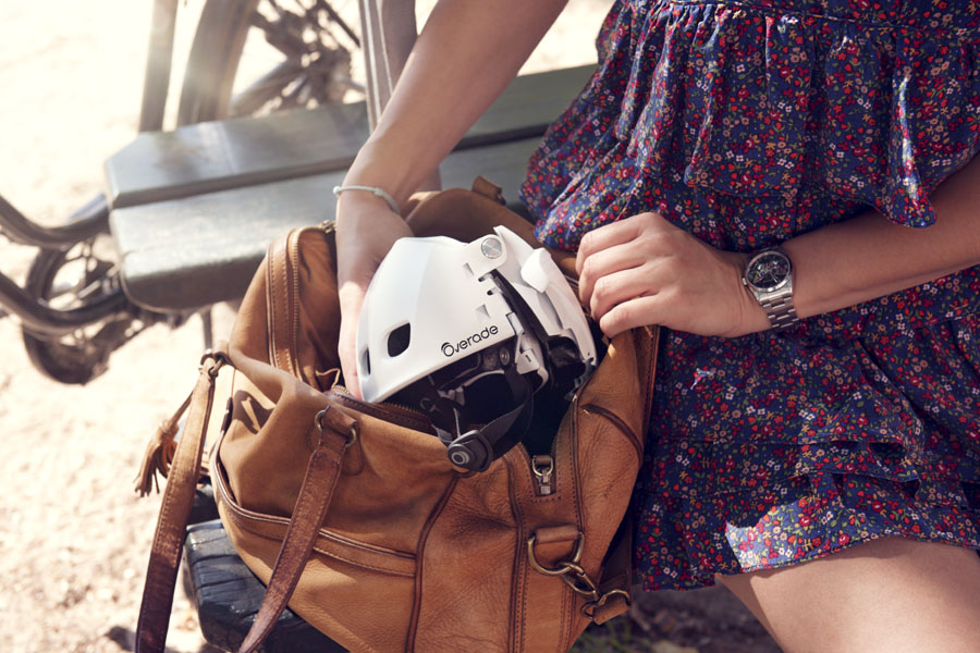 Un casque pliable qui se glisse dans le sac.