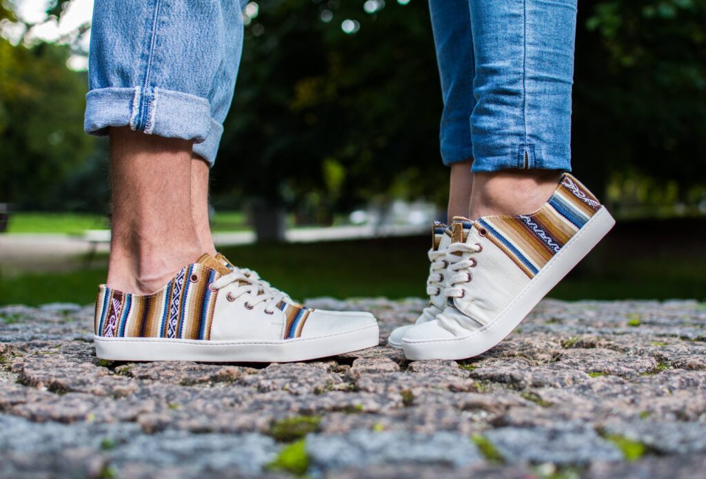 Perús propose des baskets colorées aux motifs traditionnels du Pérou.