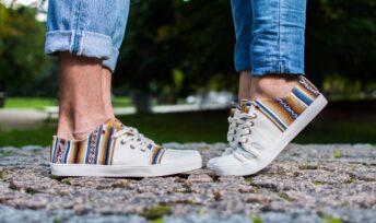 Perús propose des baskets colorées aux motifs traditionnels du Pérou.