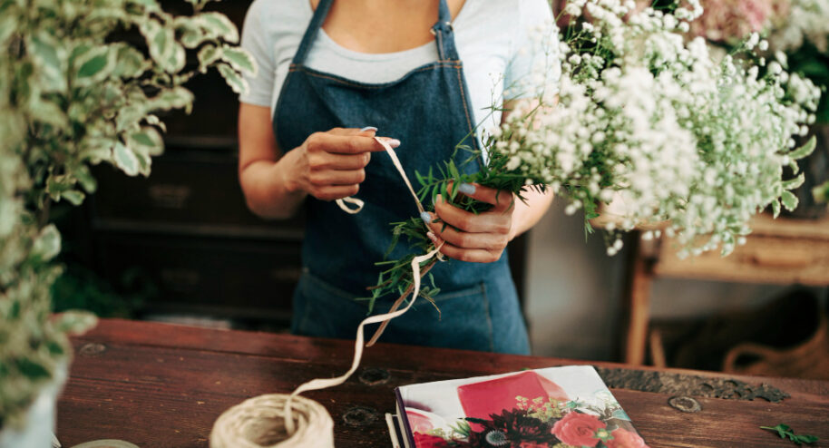 Les fleuristes sont très exposées aux résidus de pesticides. Crédits freepik