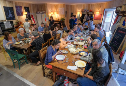 Les Petites Cantines, le resto de quartier participatif et à prix libre