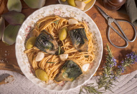 Artichauts rôtis et spaghettis au citron et olives
