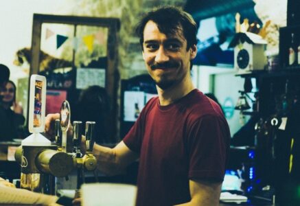 A Lyon, Adrien, cogérant d’une auberge de jeunesse autogérée et solidaire des plus précaires