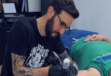 Mato, co-fondateur de La Vie Sauvage, un salon de tatouage éco-responsable
